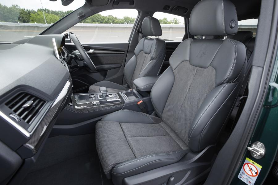 Интерьер Audi SQ5 3.0 TFSI 2017 года  (JP) (фото 13 из 18)